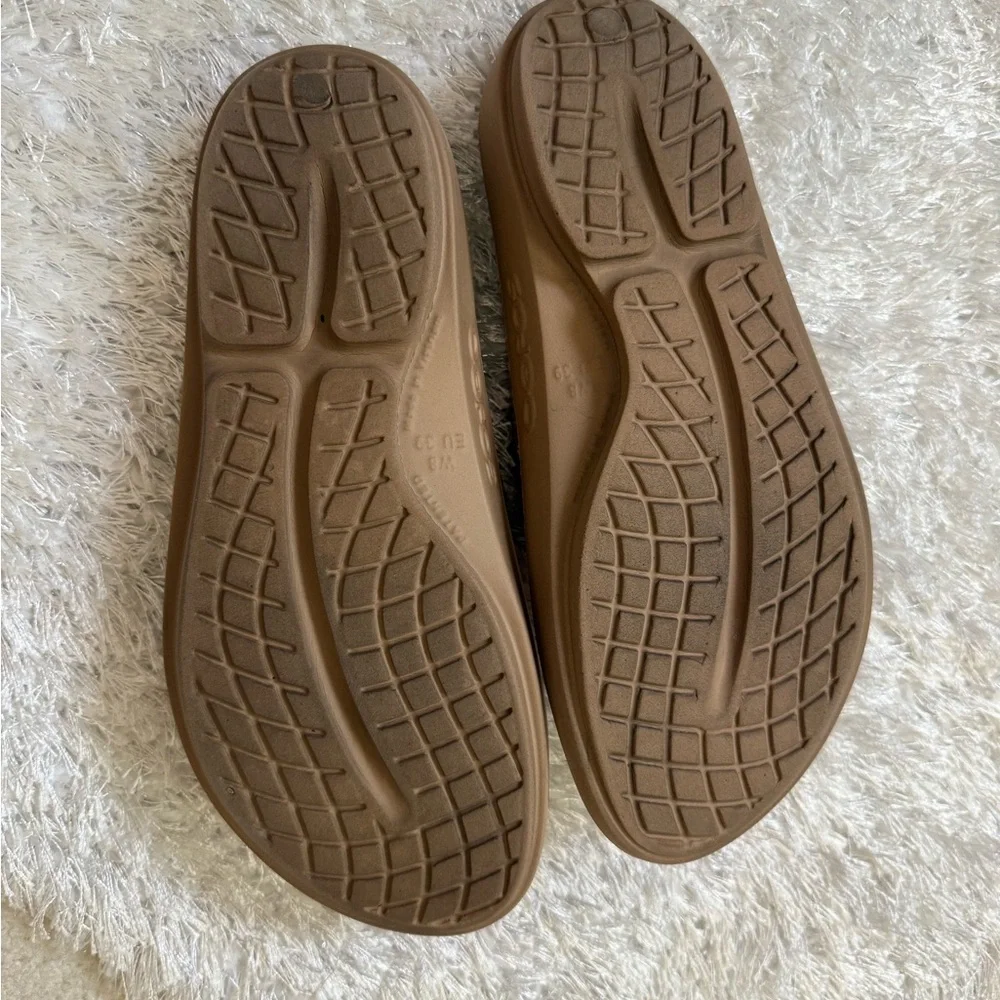 OOFOS women's OOlala recovery sandals size 8 - Picture 3 of 4